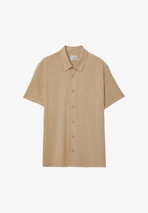 Beige kurzärmliges Hemd mit Knopfleiste und klassischem Kragen aus strukturiertem Stoff, flach auf weißem Hintergrund ausgelegt.