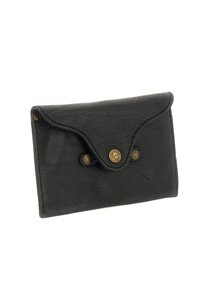 Portafoglio in pelle nera con superficie texture, chiusura con patta arrotondata e due bottoni a scatto dorati. Forma rettangolare compatta, design minimalista.
