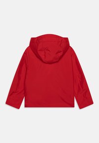 Jachetă impermeabilă roșie cu glugă, mâneci lungi și o textură netedă. Designul este simplu, fără embellishments vizibile.