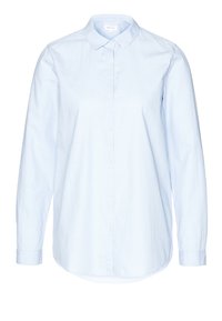 Chemise boutonnée bleu clair en coton. Présente un col classique, des manches longues et un ourlet arrondi. Texture subtile sur l'ensemble.