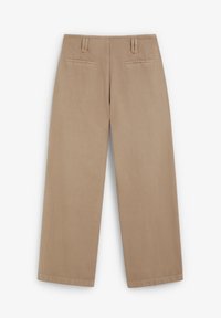 Pantalones de pierna ancha beige, hechos de una tela suave, con bolsillos traseros de ojal, una textura lisa y un corte recto con dobladillos limpios.