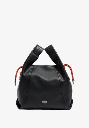 Czarna skórzana torba o zaokrąglonym kształcie, z dwoma czerwono-pomarańczowymi plecionymi uchwytami i srebrnym elementem metalowym. Logo umieszczone z przodu.