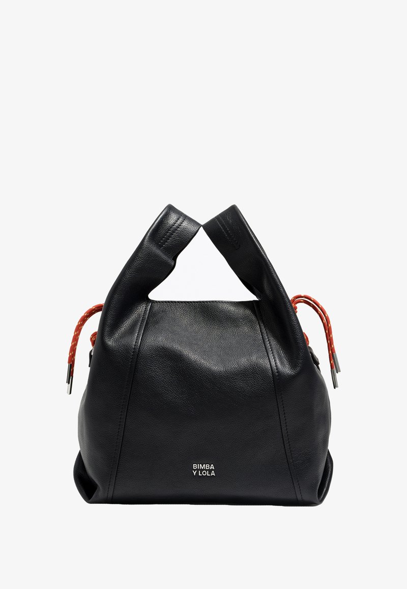 Czarna skórzana torba o zaokrąglonym kształcie, z dwoma czerwono-pomarańczowymi plecionymi uchwytami i srebrnym elementem metalowym. Logo umieszczone z przodu.