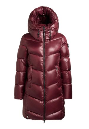 Piumino bordeaux con colletto alto, chiusura con zip e grande cappuccio. Presenta un design trapuntato, due tasche laterali e un dettaglio con logo.