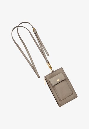 Petit sac bandoulière en cuir taupe avec poche avant à pression, fermeture éclair dorée et bandoulière longue réglable.