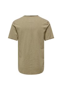 Kurzarm-T-Shirt in hellolivgrün, mit abgerundetem Saum, weichem Material und minimalen Nähdetails auf der Rückseite.