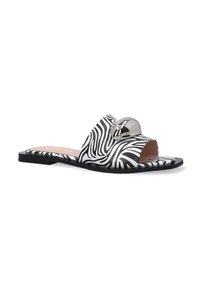 Sorte og hvide zebrastribede slid-sandaler med åben tå, en afrundet metallisk detalje på remmen og en flad sål.