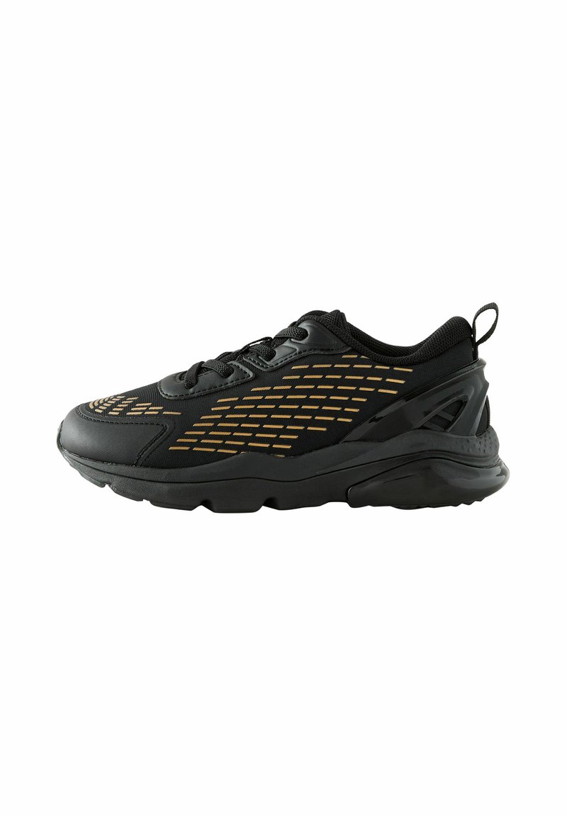 Schwarze Sportschuhe aus strukturiertem Material, mit einem goldenen geometrischen Muster, Schnürdesign und einer gepolsterten Sohle für Komfort.