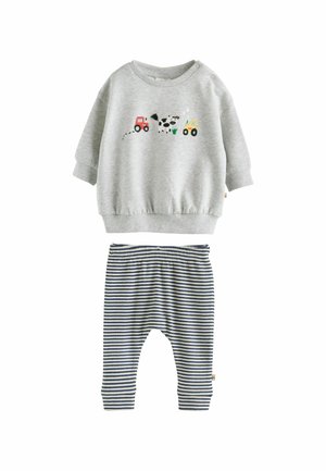 Grå langærmet sweatshirt med print af landbrugs køretøj og ko, parret med navy og hvidstribede bukser til en tumling.