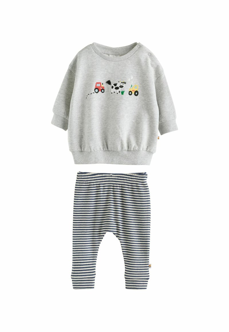 Grauer Langarm-Sweatshirt mit Druck von landwirtschaftlichen Fahrzeugen und Kühen, kombiniert mit marineblauen und weißen gestreiften Hosen für ein Kleinkind.