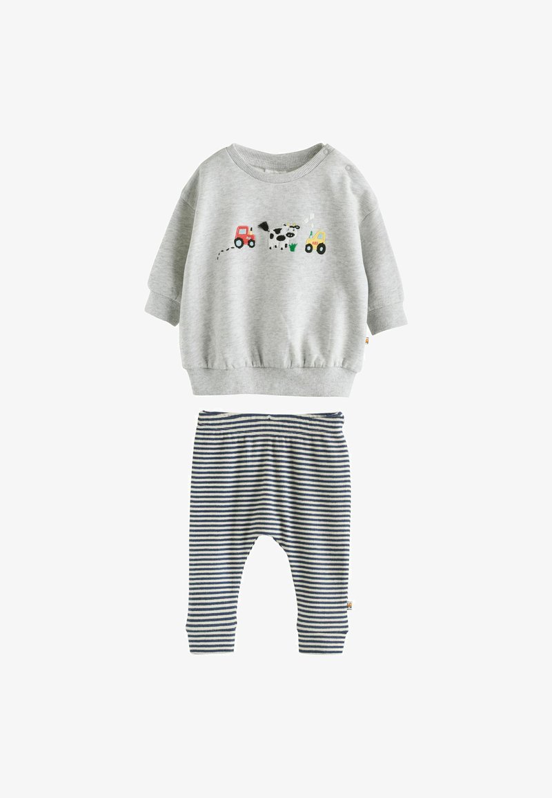 Grauer Langarm-Sweatshirt mit Druck von landwirtschaftlichen Fahrzeugen und Kühen, kombiniert mit marineblauen und weißen gestreiften Hosen für ein Kleinkind.