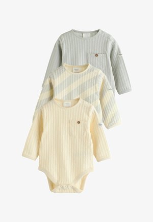 Trei bodysuits cu mânecă lungă, dintr-o țesătură ribbed de culoare albastru pal și crem. Caracteristicile includ o buzunar frontal cu un buton și închideri prin capse în partea de jos.