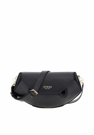 Sac bandoulière en cuir noir semi-circulaire avec sangle réglable et fermoir doré, logo "GUESS EST 1981" embossé sur le rabat avant.