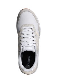 Weißer Sneaker mit Obermaterial aus Netz und Leder; verfügt über beigen Akzente, flache Schnürsenkel und eine Gummisohle. Das Innere zeigt eine schwarze Einlegesohle mit Logo.