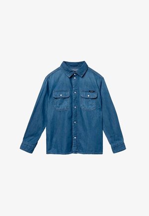 Blauw denim overhemd met lange mouwen, knoopsluiting aan de voorkant, twee borstzakken met klep en knopen, en een kraag, plat gelegd op een witte achtergrond.