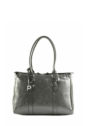 Sac à main en cuir noir avec double poignées, ferrures argentées et un petit pendentif en métal en forme de "P" sur la sangle avant.