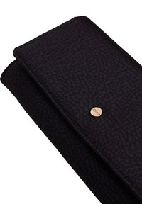 Portafoglio a busta nero con texture, finitura liscia, caratterizzato da una chiusura con borchia dorata e una forma rettangolare elegante ed allungata.