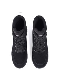 Chaussures de randonnée noires avec dessus en daim et en maille, bout rond, col rembourré et lacets noirs avec œillets en métal. Semelle en caoutchouc pour une meilleure traction.
