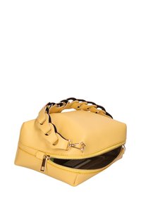 Borsa a tracolla gialla in pelle con forma strutturata, dotata di un manico a catena spessa e apertura con zip. Texture liscia con cuciture visibili.