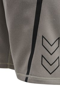 Grå sportshorts i texturerad tyg, med svarta sidostripes och en svart chevron grafisk detalj på nedre vänstra sidan.