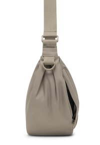 Béžová nylonová crossbody taška s okrúhlym dizajnom, nastaviteľným pásikom a bočnou zipsovou kapsou, s textúrovanou tkaninou.
