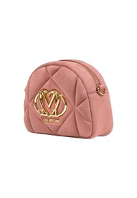 Borsa in suede rosa trapuntato con logo Love Moschino in tonalità oro, design arrotondato e chiusura con zip. Presenta una texture liscia e dettagli accentuati.