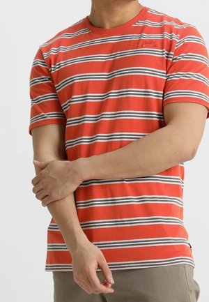 Czerwono-biała koszulka w paski z krótkim rękawem, okrągłym dekoltem i małym logo na piersi, wykonana z miękkiej bawełnianej tkaniny.