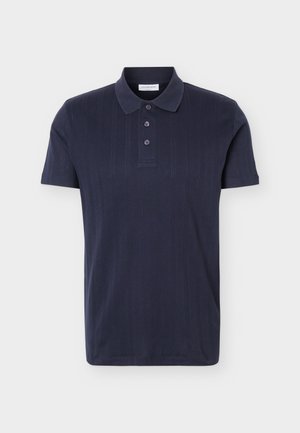 Marineblaues kurzärmeliges Poloshirt mit drei Knöpfen und dezenten vertikalen Strukturstreifen, flach auf weißem Hintergrund liegend.