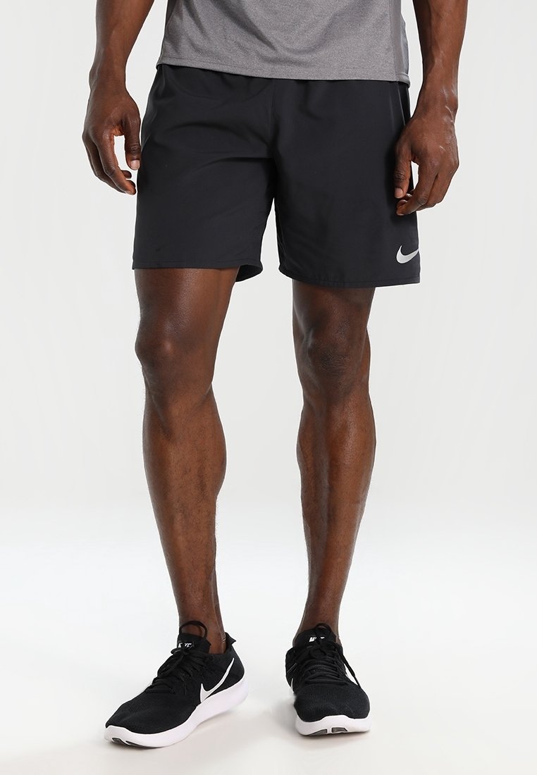 Schwarze Sportshorts aus leichtem, atmungs活material. Verfügt über einen elastischen Bund und ein kleines reflektierendes Logo an der Seite.