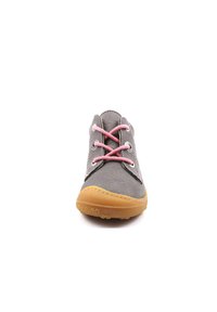 Grauer Lederschuh mit pinken Schnürsenkeln, kontrastierendem Nähten und einer Gummisohle. Verfügt über eine runde Zehenform und verstärkte Ösen.