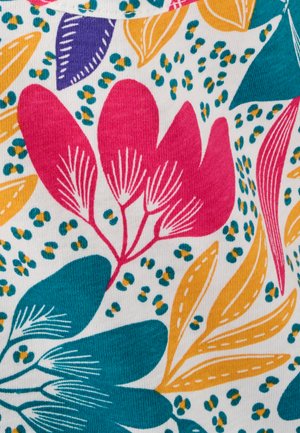 Bunt gemusterter Stoff mit großen rosa und tealfarbenen Blättern, gelben Akzenten und kleinen grünen sowie gelben Punkten auf weißem Hintergrund.