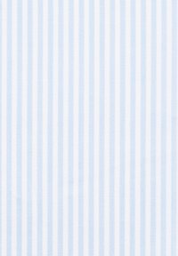 Helleblaue und weiße gestreifte Stoff mit einer gewirkten Textur, der schmale vertikale Streifen in gleichmäßigem Abstand aufweist. Eignet sich für verschiedene textile Anwendungen.
