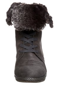 Bottine en daim noir avec col en fausse fourrure, fermeture à lacets sur le devant, bout arrondi et semelle texturée. Coutures accentuées visibles le long des coutures.