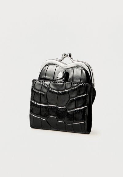 Czarny portfel o wzorze krokodyla z srebrnym zapięciem, cechujący się gładką fakturą i przednią kieszenią dla większej wygody.