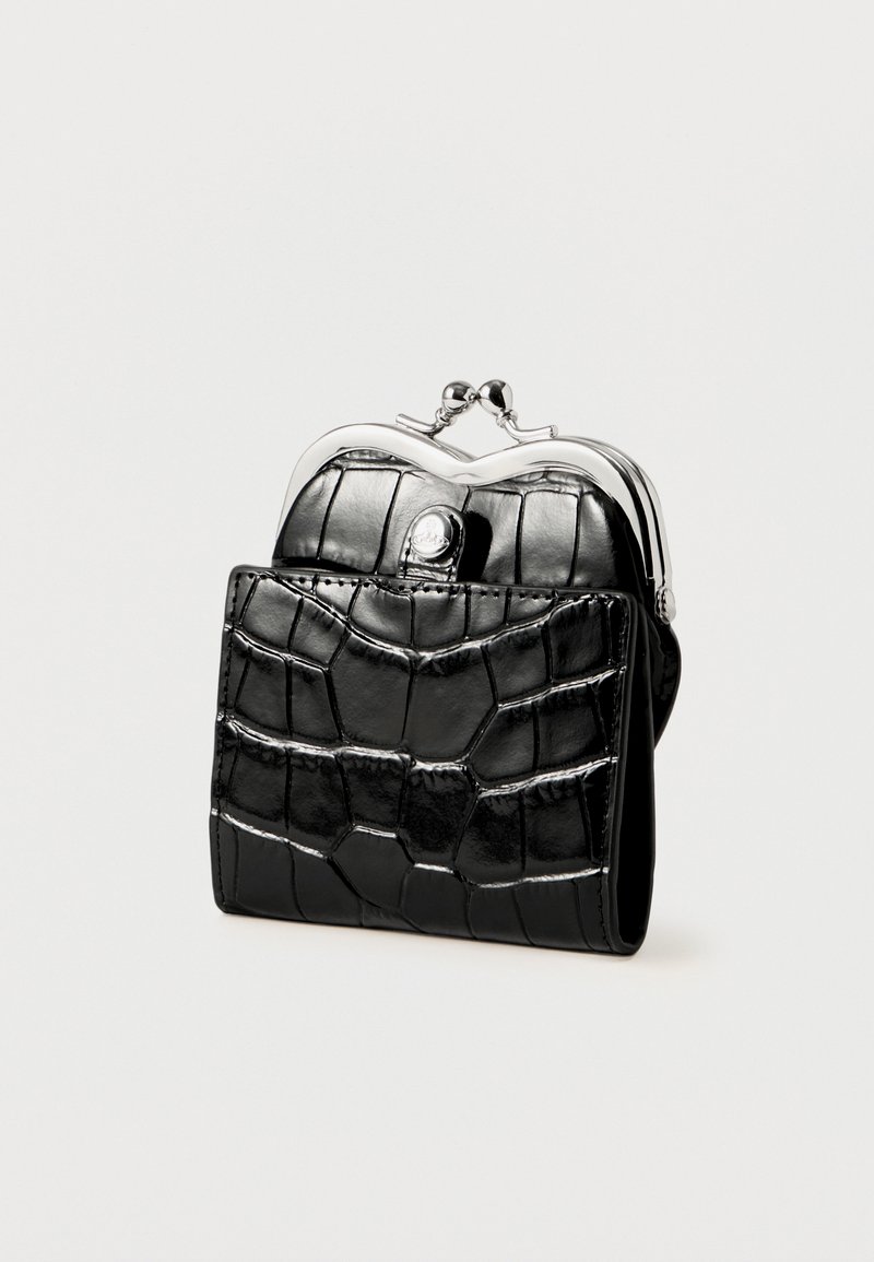 Schwarze Geldbörse mit Krokodil-Prägung und silbernem Verschluss, mit einer glatten Textur und einer Fronttasche für zusätzlichen Komfort.