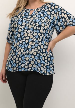 Haut à imprimé floral bleu marine avec des fleurs bleues et crème, doté d'un col en trou de serrure et de manches courtes, confectionné en tissu léger.