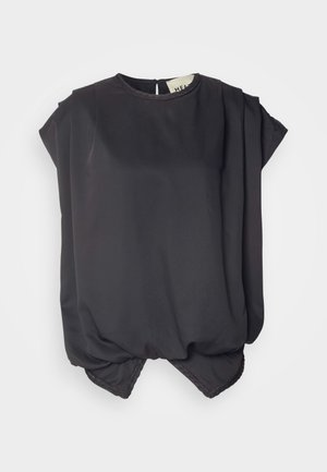 Must have lühikeste varrukatega must särk, mis on valmistatud siledast kangast. Omab ümmargust kaelust, volditud disaini ja koondunud äärt, millel on kerge mullikujuline välimus.