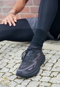HOKA CLIFTON 9 - Laufschuh Straße - black/schwarz - Zalando