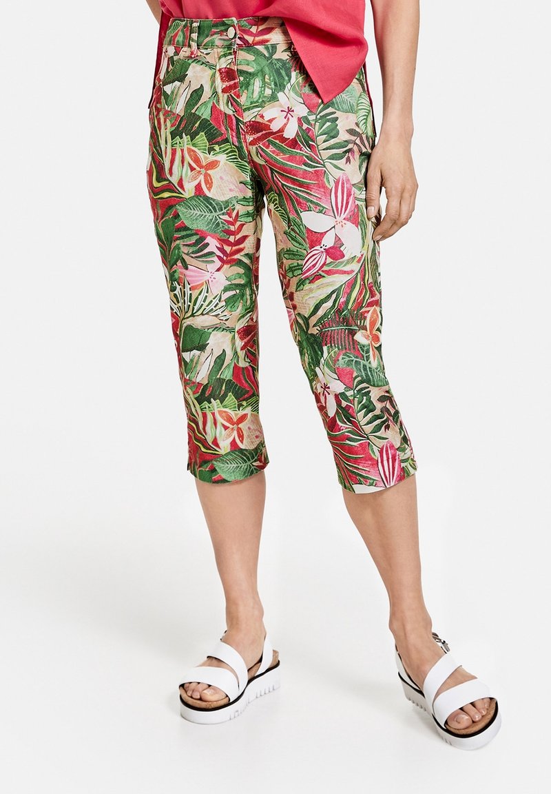 Kukkakuvioiset caprihousut, joissa kirkas yhdistelmä vihreitä lehtiä ja vaaleanpunaisia kukkia. Valmistettu kevyestä materiaalista ja istuu hyvin.