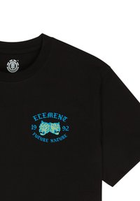 Sort T-shirt med et blåt to-hovedet tiger grafik, "ELEMENT," "1992," og "FUTURE NATURE" tekst på venstre brystområde.