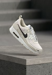 Επιλέχθηκε, white/black/light orewood brown/phantom/summit white