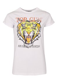 Hvid t-shirt med rullede korte ærmer, der viser et brølende gult tigerhoved og teksten "TOP GUN" samt "AN AMERICAN ICON" foran.