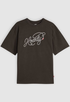Camiseta de algodón de manga corta marrón oscuro con bordado en script blanco que dice "Howdy" y una pequeña etiqueta roja en el costado. Diseño de cuello redondo.