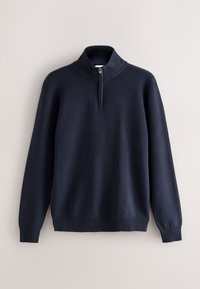 Maglione lavorato a maglia blu navale scuro con colletto con mezza cerniera e polsini e orlo a coste, mostrato su uno sfondo chiaro e semplice.