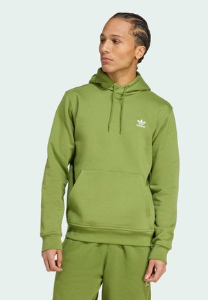 Sweat à capuche en coton vert avec une poche kangourou, un cordon de serrage à la capuche et un logo blanc sur la poitrine. Texture lisse avec des poignets côtelés.