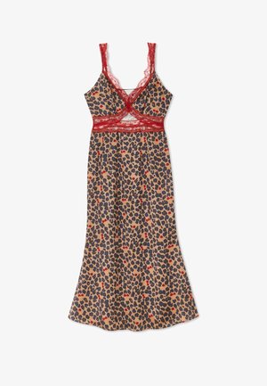 Natkjole med leopardprint på en beige bund, med rød blondetrim ved stropperne og taljen. Stoffet ser blødt ud med et flydende design.