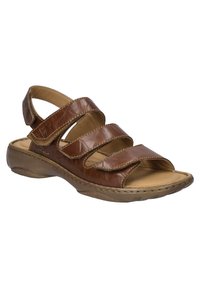 Bruine leren sandaal met drie brede banden en ondersteuning voor de hiel. Beschikt over een gevoerde binnenzool en een gestructureerde rubberen loopzool voor grip.