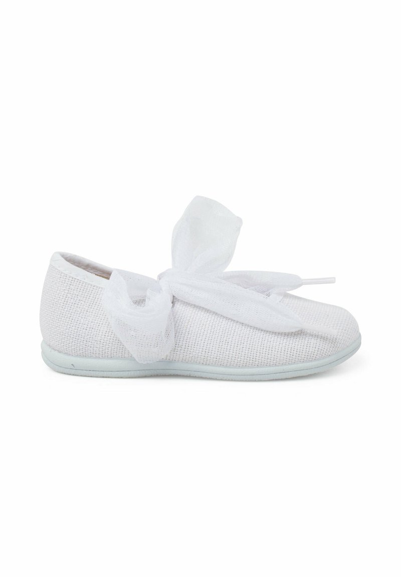 Zapato textil blanco con una superficie texturizada, forma redondeada y un lazo de cinta transparente suave y sobredimensionado en la parte delantera, que presenta una suela de color azul claro.