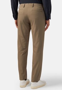 Boggi Milano BTECH PERFORMANCE STRETCH  - Chinos tipa bikses - taupe