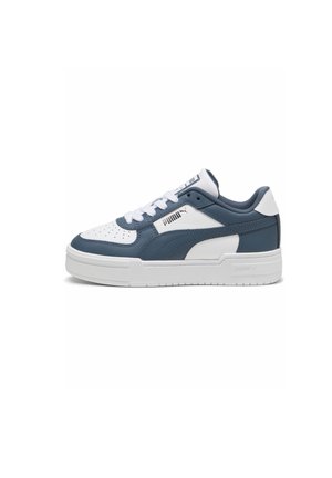 Baskets bleu et blanc avec une tige en cuir texturé, bout perforé, col rembourré et épaisse semelle en caoutchouc blanc. Présente des accents du logo Puma.